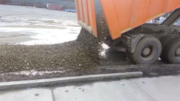 выгрузка щебня самосвалом